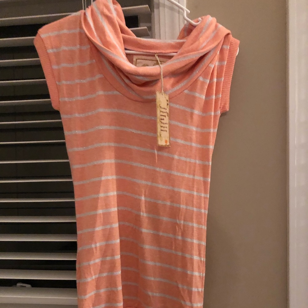 Short Sleeve Thin Sweater Top Size M (NWT)
